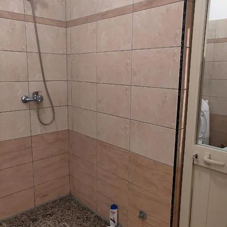 2 Bedrooms Qerret 아파트 골렘